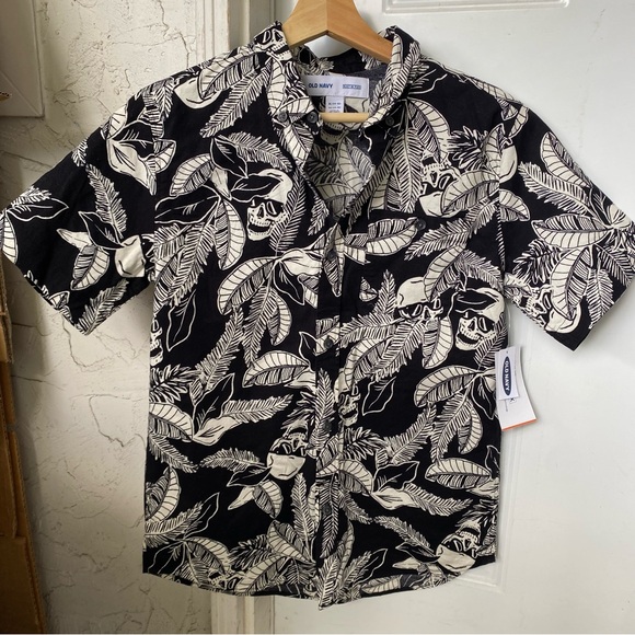BNWT Old Navy Plants and Skulls Button Up Top! - Picture 1 of 7